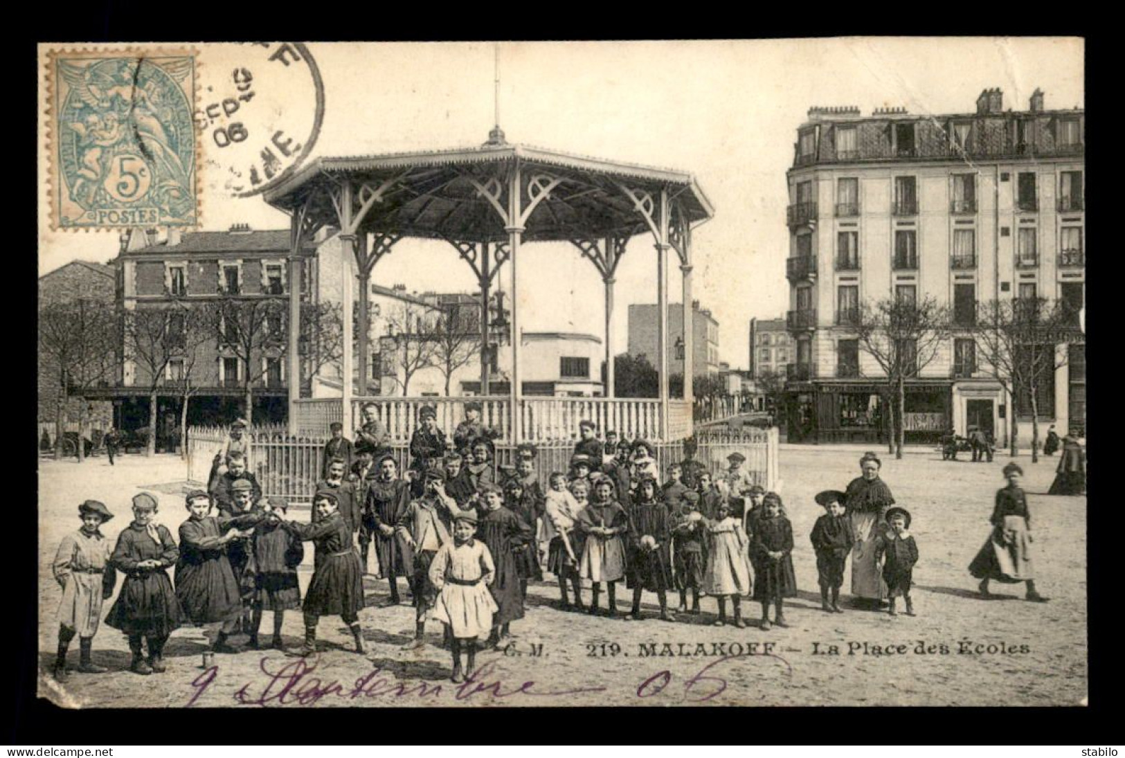 92 - MALAKOFF - PLACE DE L'ECOLE - ENFANTS DEVANT LE KIOSQUE DE MUSIQUE - VOIR ETAT - Malakoff