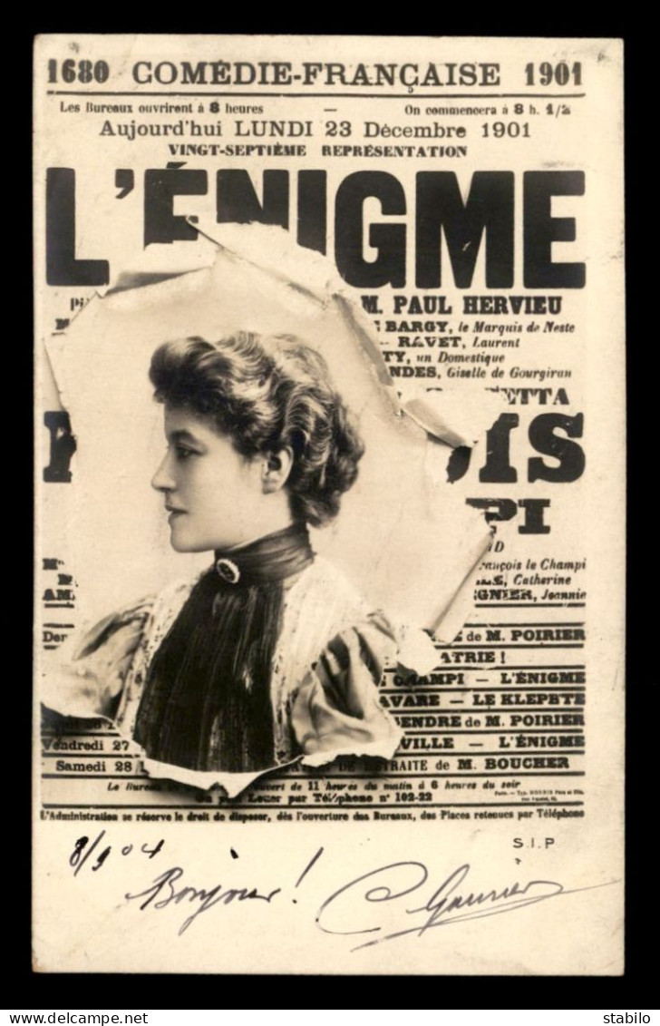 ARTISTES - ACTRICE 1900 DANS  AFFICHE CREVEE DE LA COMEDIE FRANCAISE L'ENIGME  - Künstler