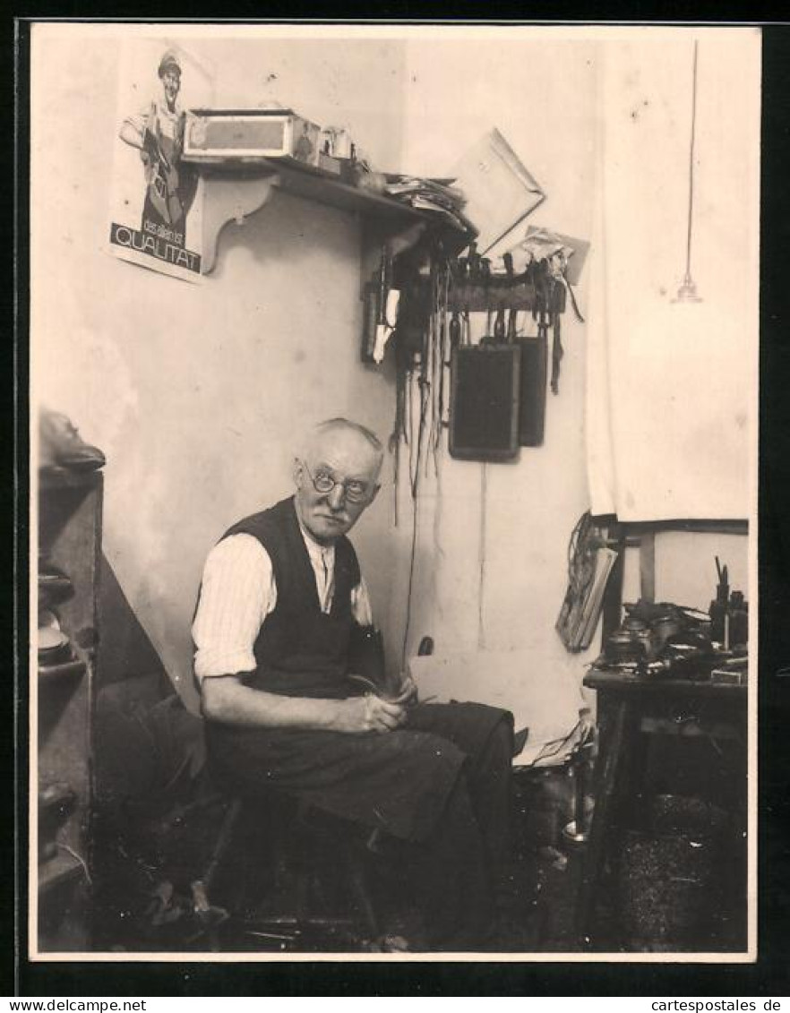 Fotografie Schuhmacher In Seiner Werkstatt Bei Der Arbeit  - Métiers