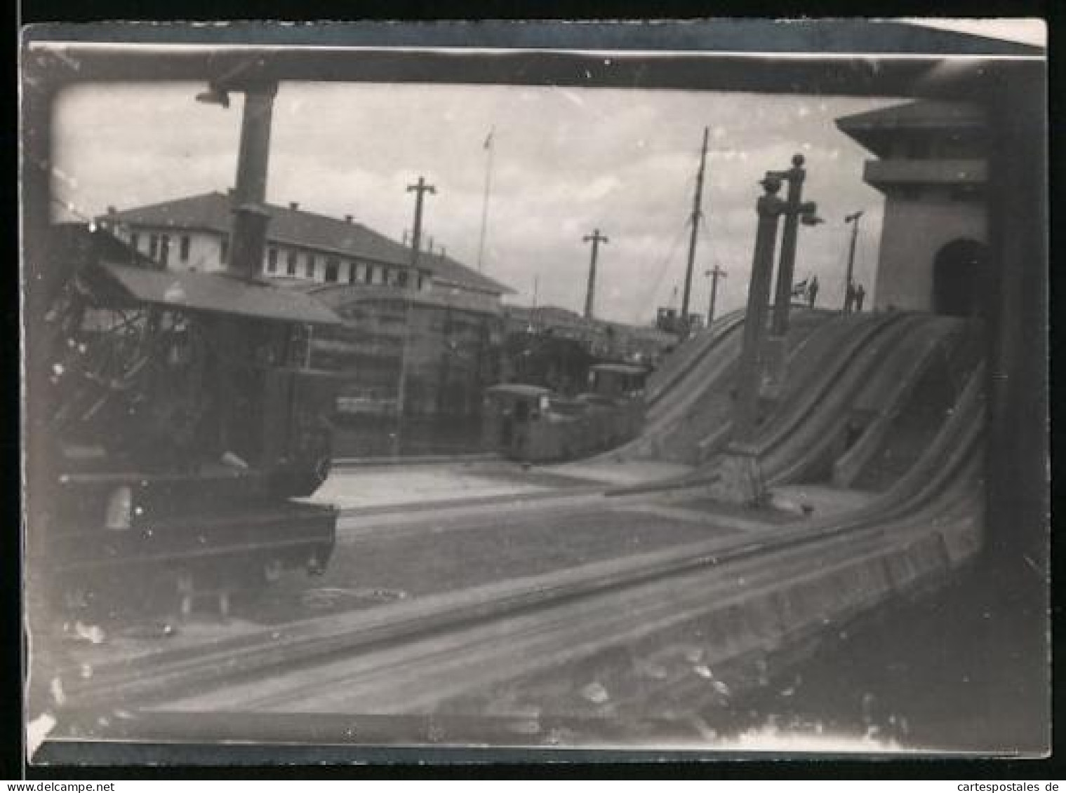 Fotografie Unbekannter Fotograf, Ansicht Panama, Schleusen-Eisenbahn Treidel-Lokomotiven, Schleusentor V. Panama-Kanal  - Places