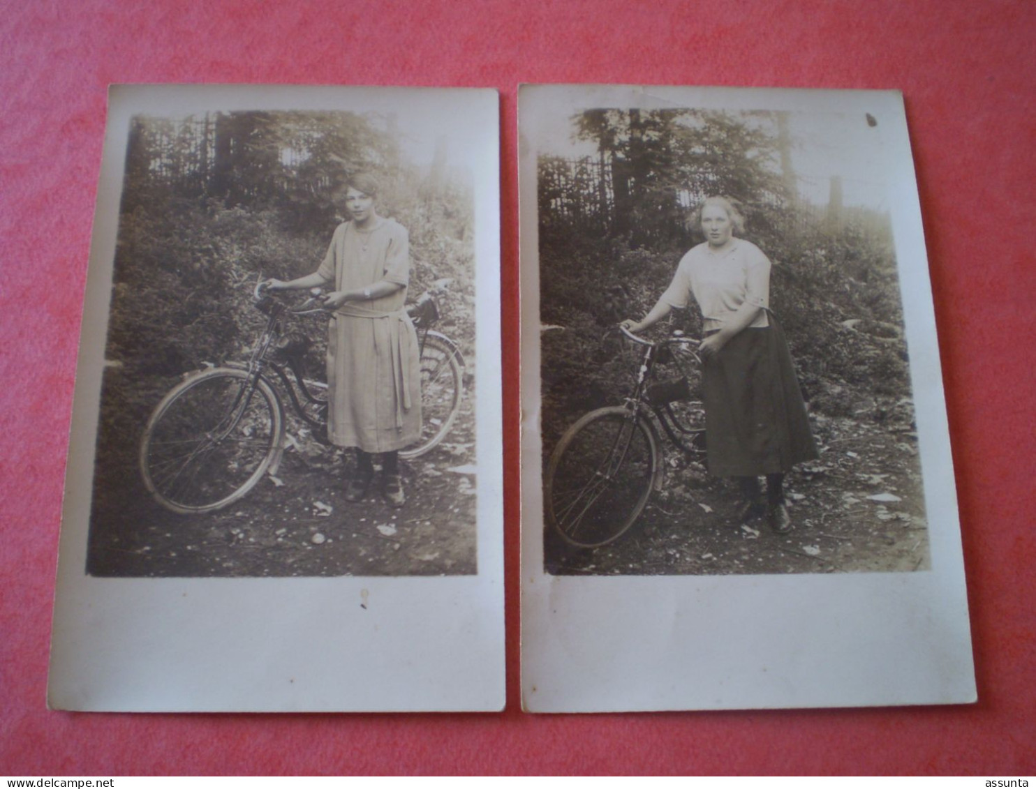 2 Cartes Photo Au Même Endroit De Jeune Fille Avec Leur Bicyclette Différente: Voir Les Freins - Other & Unclassified