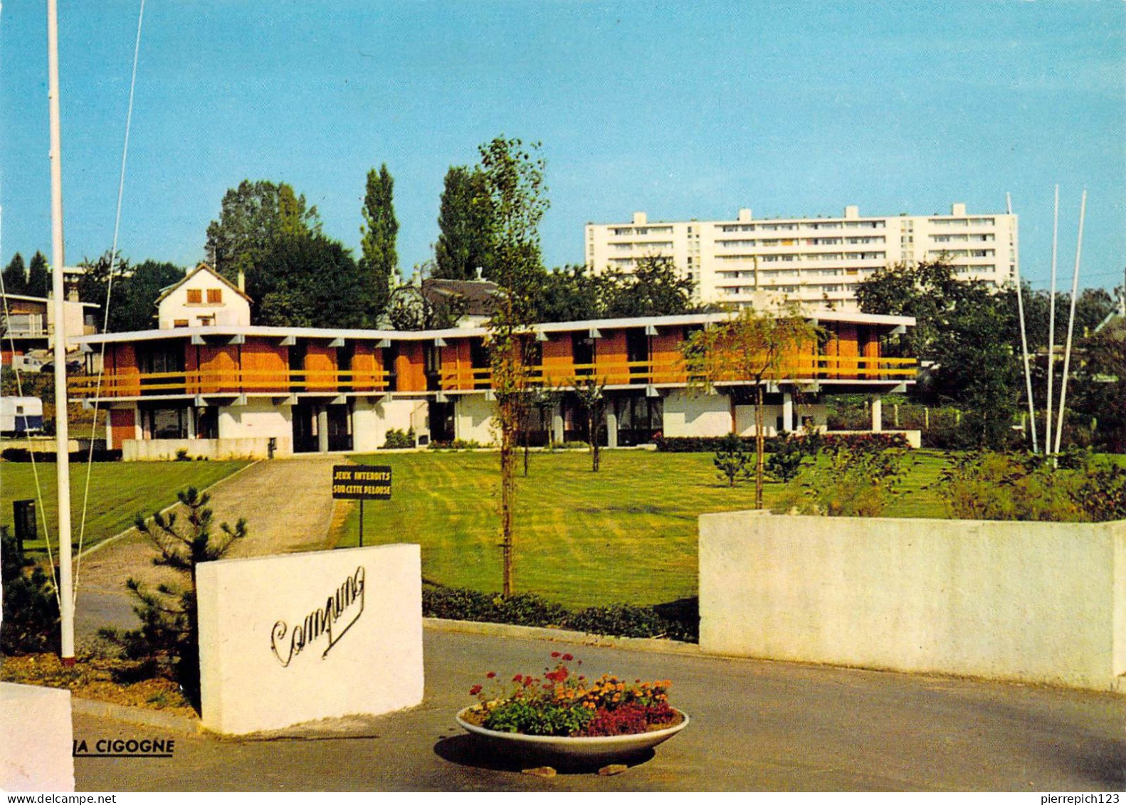 02 - Saint Quentin - Auberge De La Jeunesse Et Entrée Du Camping - Saint Quentin