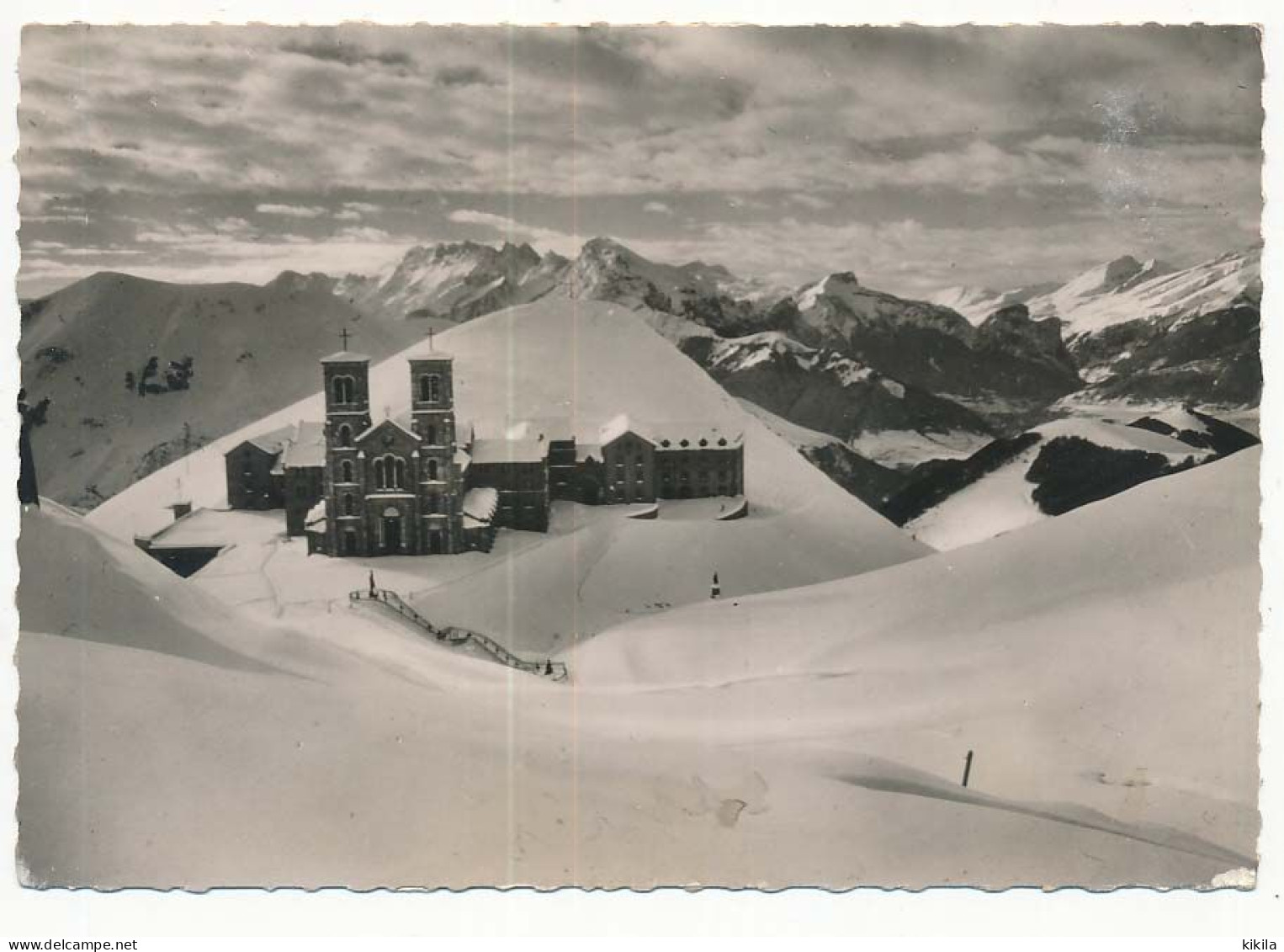 CPSM Dentelée 10.5 X 15 Isère NOTRE DAME DE LA SALETTE Les Pics Enneigés Autour Du Sanctuaire - La Salette