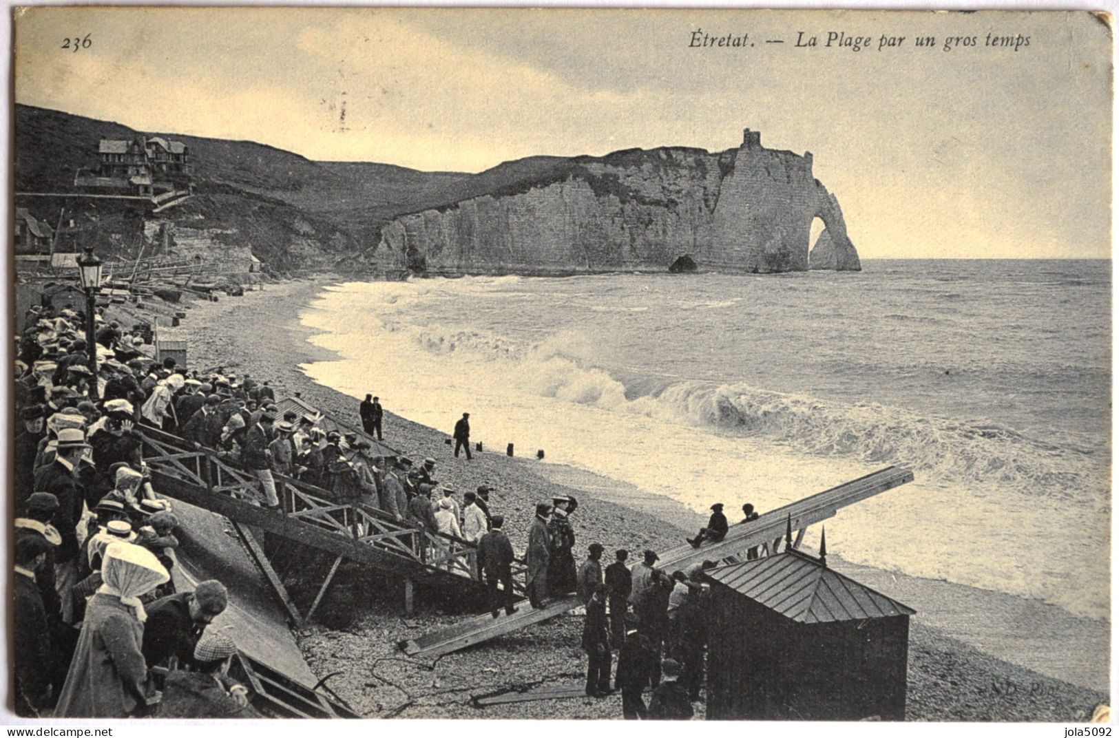 76 - ETRETAT - La Plage Par Un Gros Temps - Etretat