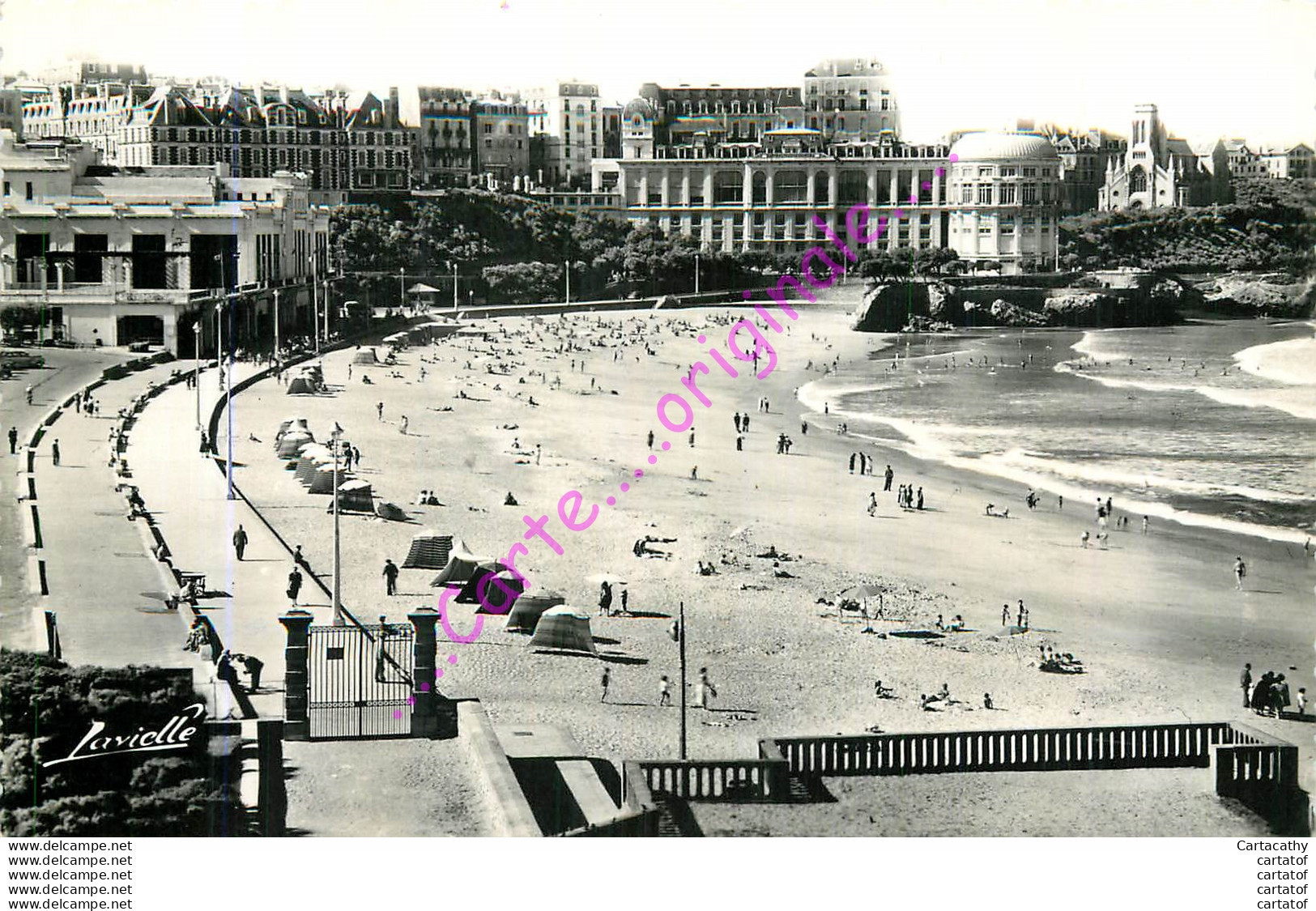 64.  BIARRITZ .  La Grande Plage Et Les Deux Casinos ; - Biarritz