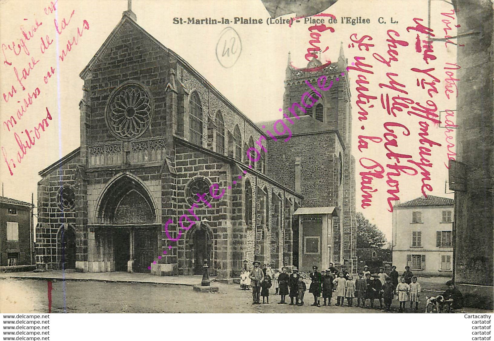 42.  SAINT MARTIN LA PLAINE .  Place De L'Eglise .  CPA Animée . - Autres & Non Classés