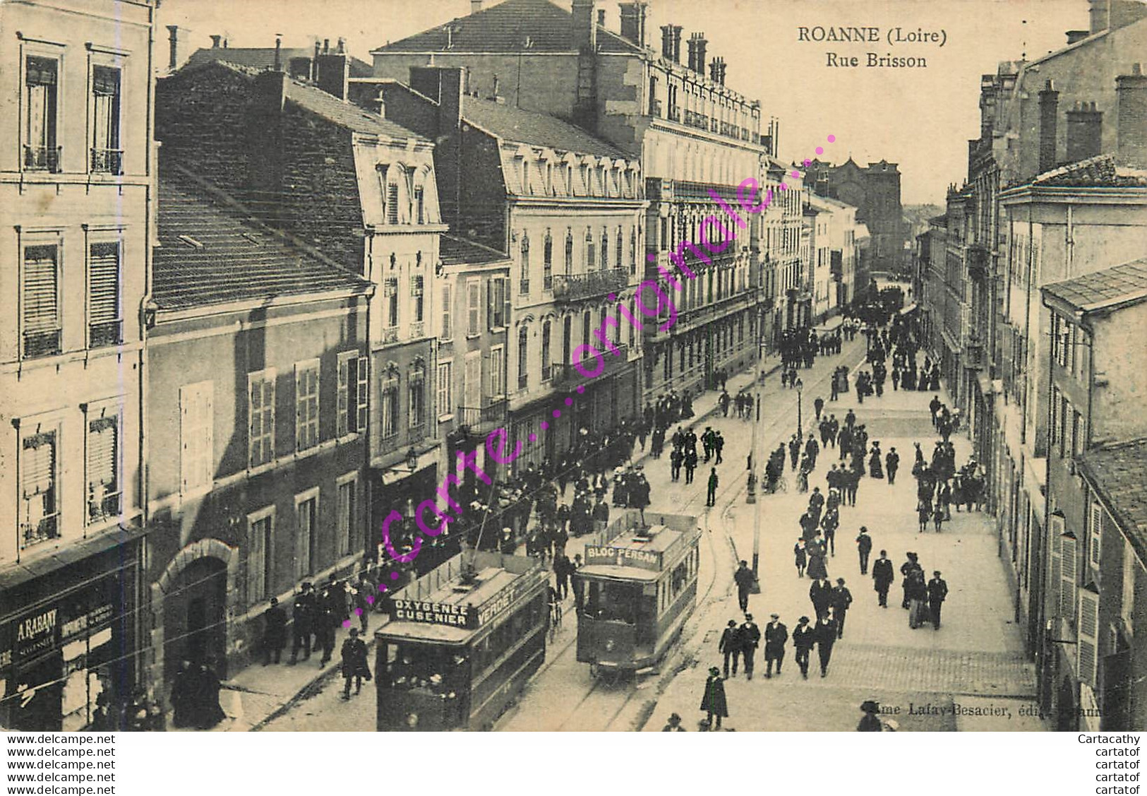 42.   ROANNE . Rue Brisson .  CPA Animée . - Roanne