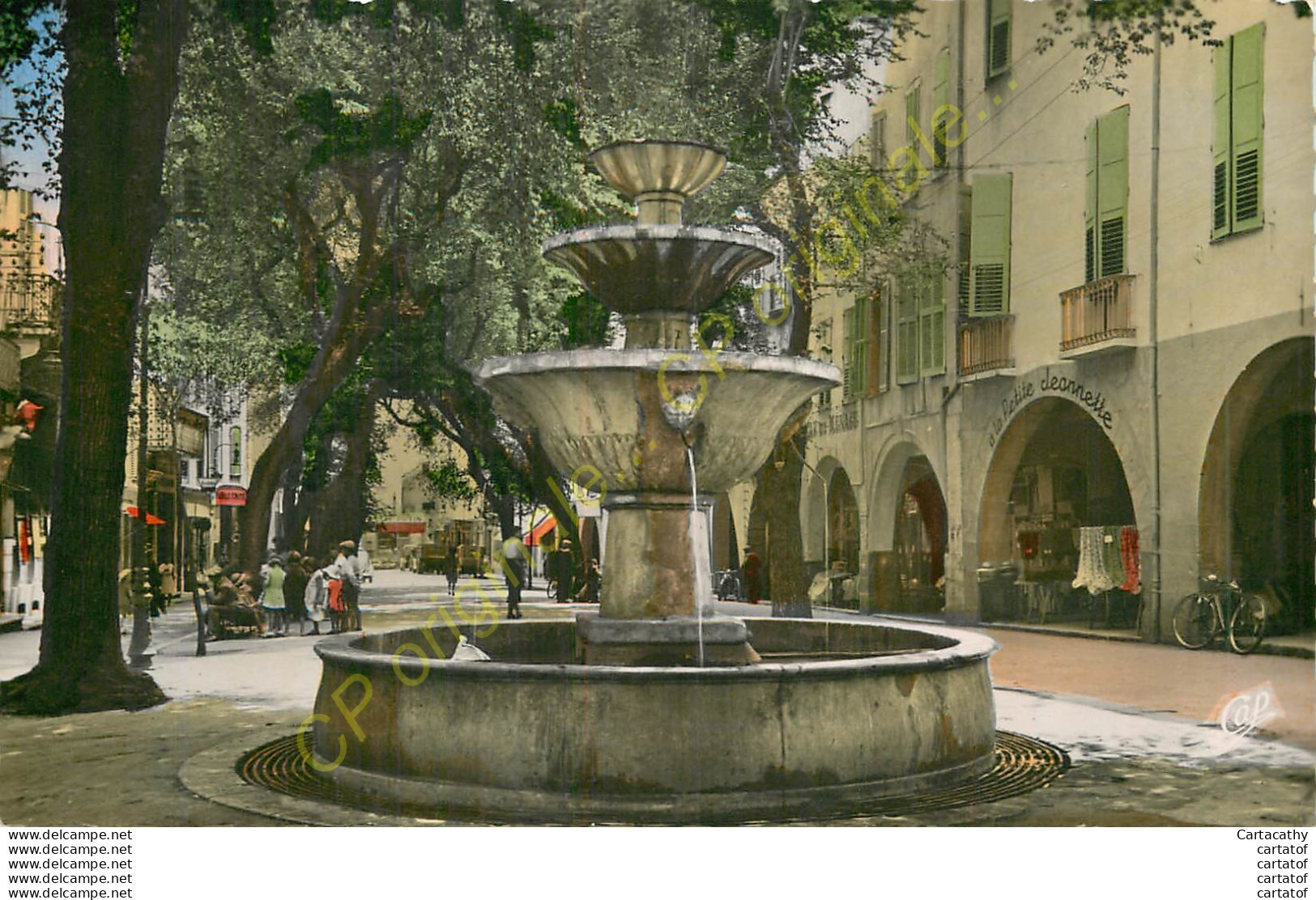 06.  GRASSE .  La Fontaine Et La Place Aux Aires . - Grasse