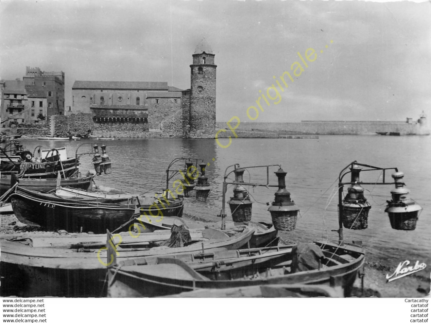 66.  COLLIOURE . Les Barques De Pêche Au  Lamparo Au Pied De L'Eglise St-Vincent . - Collioure