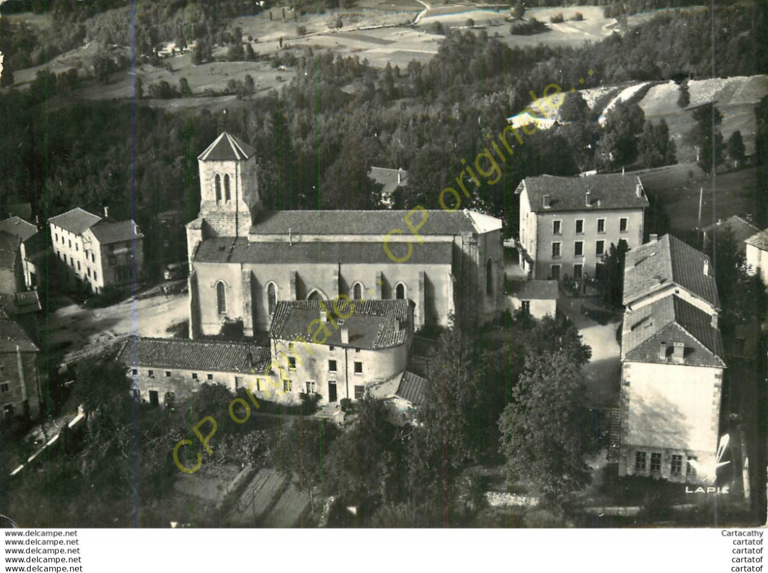 63.  En Avion Au Dessus De  LE BRUGERON . L'Eglise Et La Colonie . - Other & Unclassified