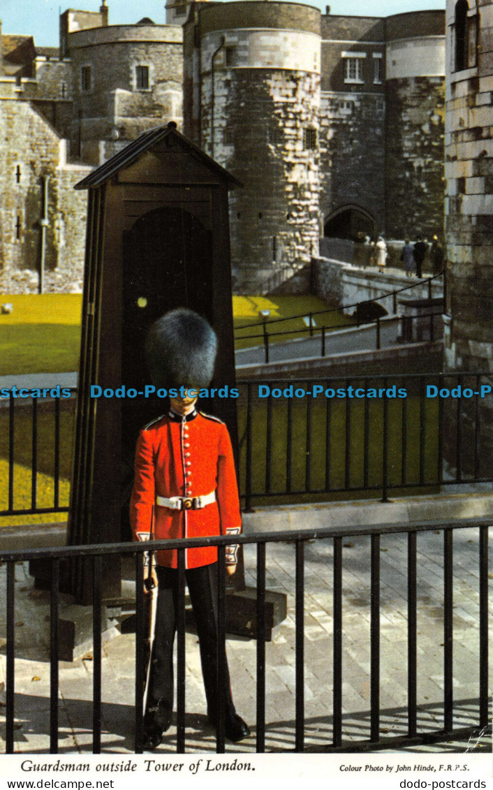 R083529 Guardsman Outside Tower Of London. John Hinde - Autres & Non Classés