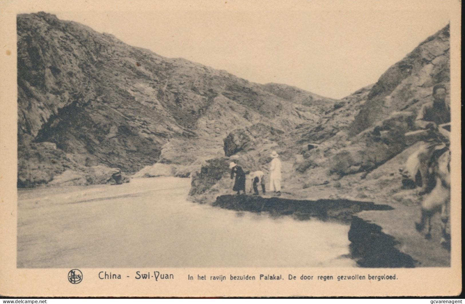 CHINE       SWI-YUAN    IN HET RAVIJN BEZUIDEN PALAKAI .DE DOOR REGEN GEZWOLLEN BERGVLOED         2 SCANS - China