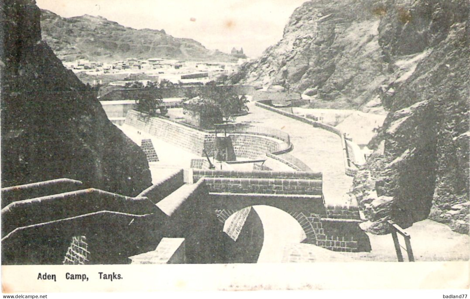 YE - ADEN - Camp, Tanks   - Yémen