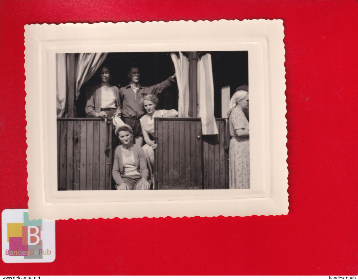 Photo Originale Snapshot 1954 St Jean De Luz Groupe Jeunes Pose Train Funiculaire Rhune  8 Cm X 10,8 Cm - Treinen