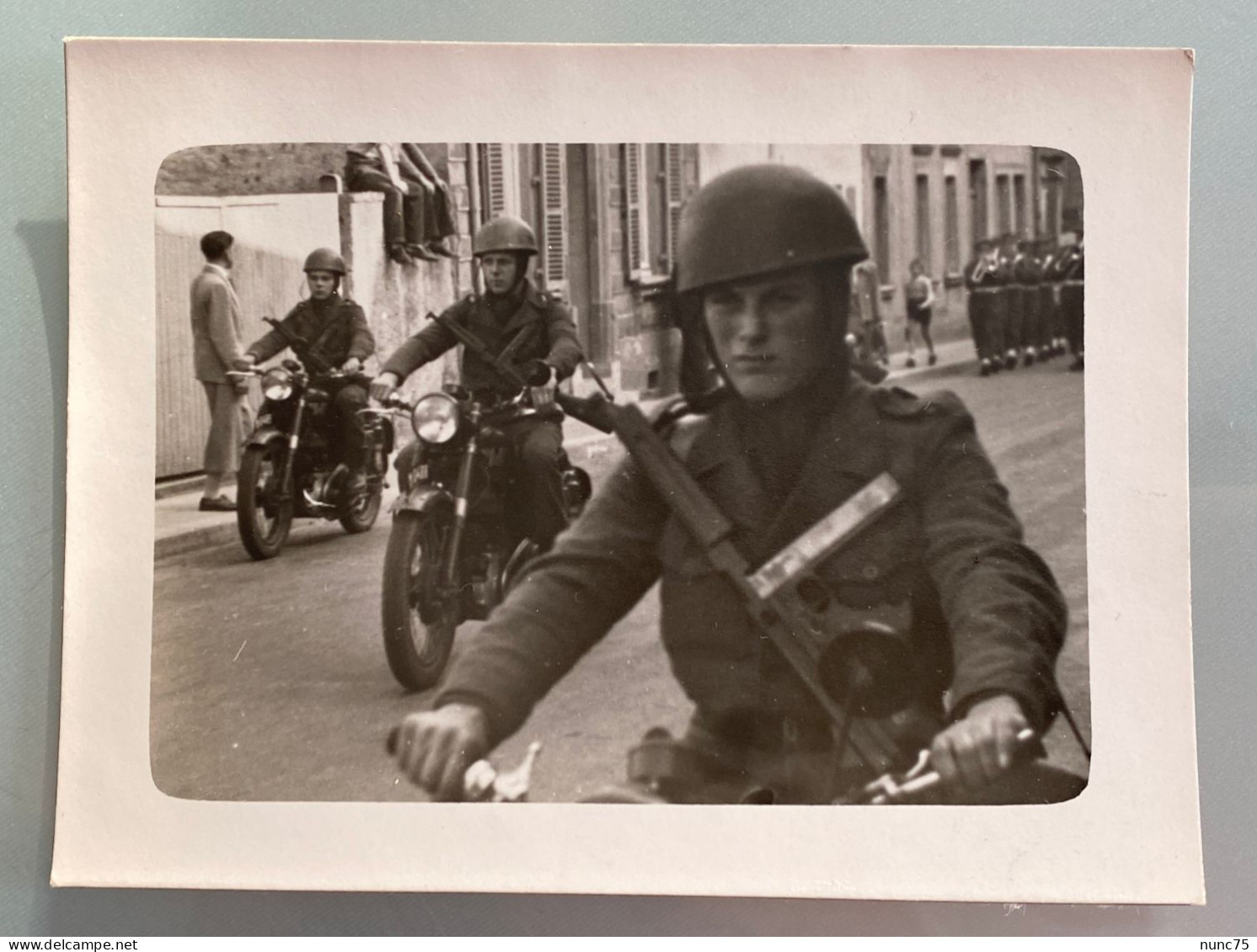 NEW - DIEKIRCH Parade Militaire Soldats Motos Vers 1950 Luxembourg RPPC Soldat Armée Matchless G3L G80 Tommy Gun Armee - Diekirch