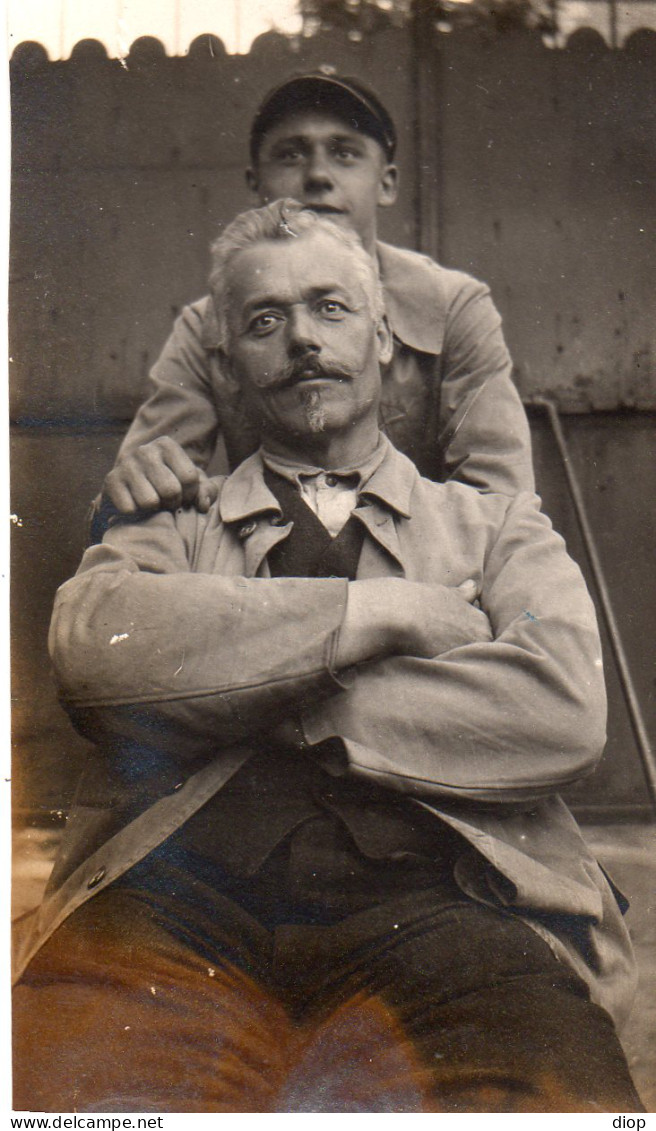 Photo Vintage Paris Snap Shop - Homme P&egrave;re Et Fils - Anonieme Personen