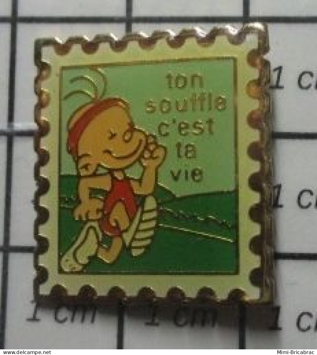 1818B Pin's Pins / Beau Et Rare / POSTES / TIMBRE POSTE TON SOUFFLE C'EST TA VIE ENFANT COUREUR - Mail Services