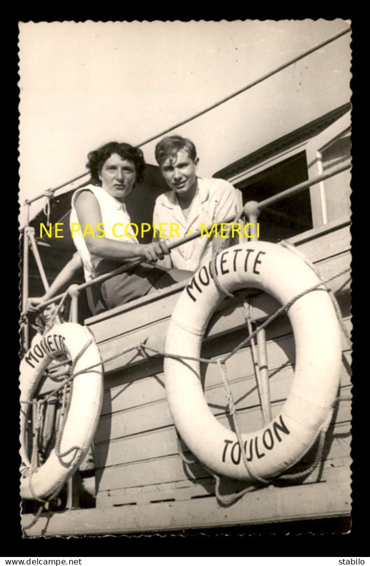 TOULON - COUPLE SUR LE BATEAU LA MOUETTE EN AOUT 1954 - FORMAT 9 X 14 CM - Lieux