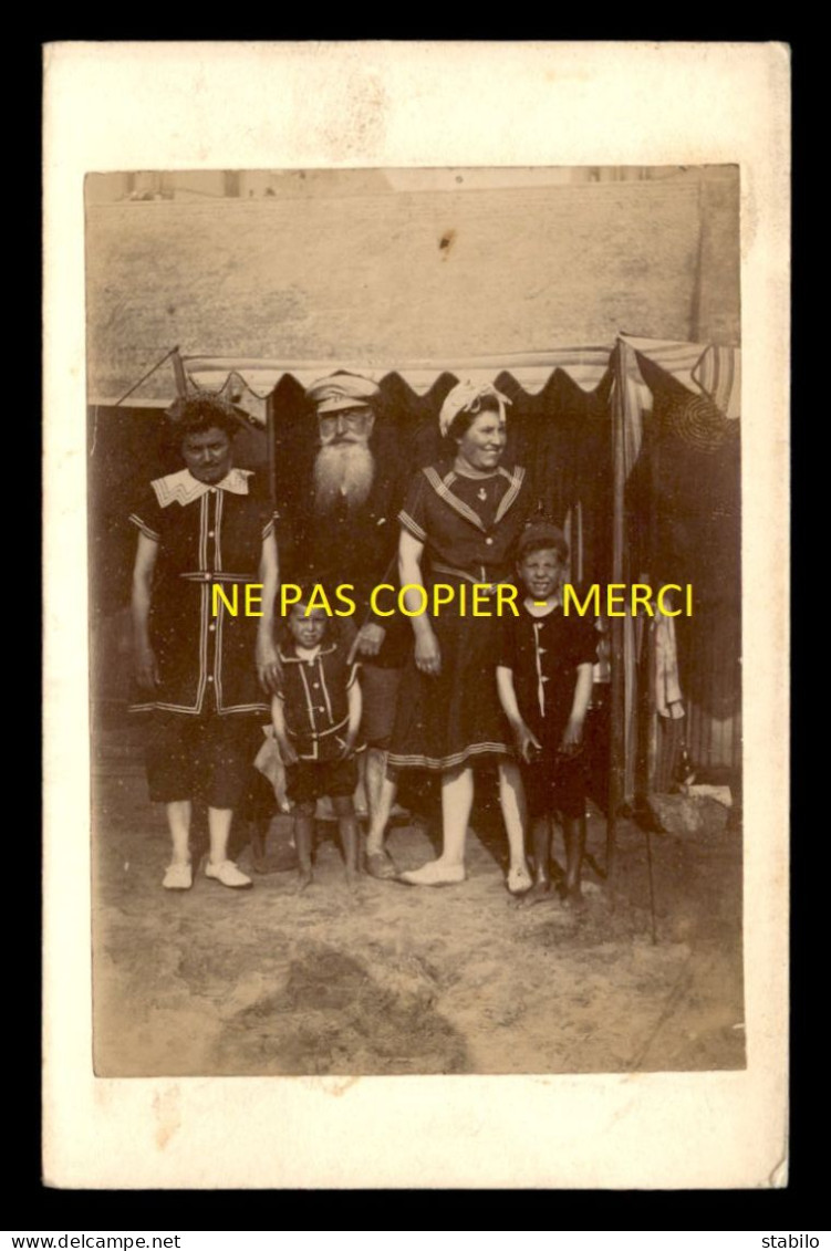 UNE FAMILLE A LA PLAGE - FORMAT PHOTO 11 X 8 CM - PHOTO COLLEE SUR CARTE POSTALE - Anonymous Persons