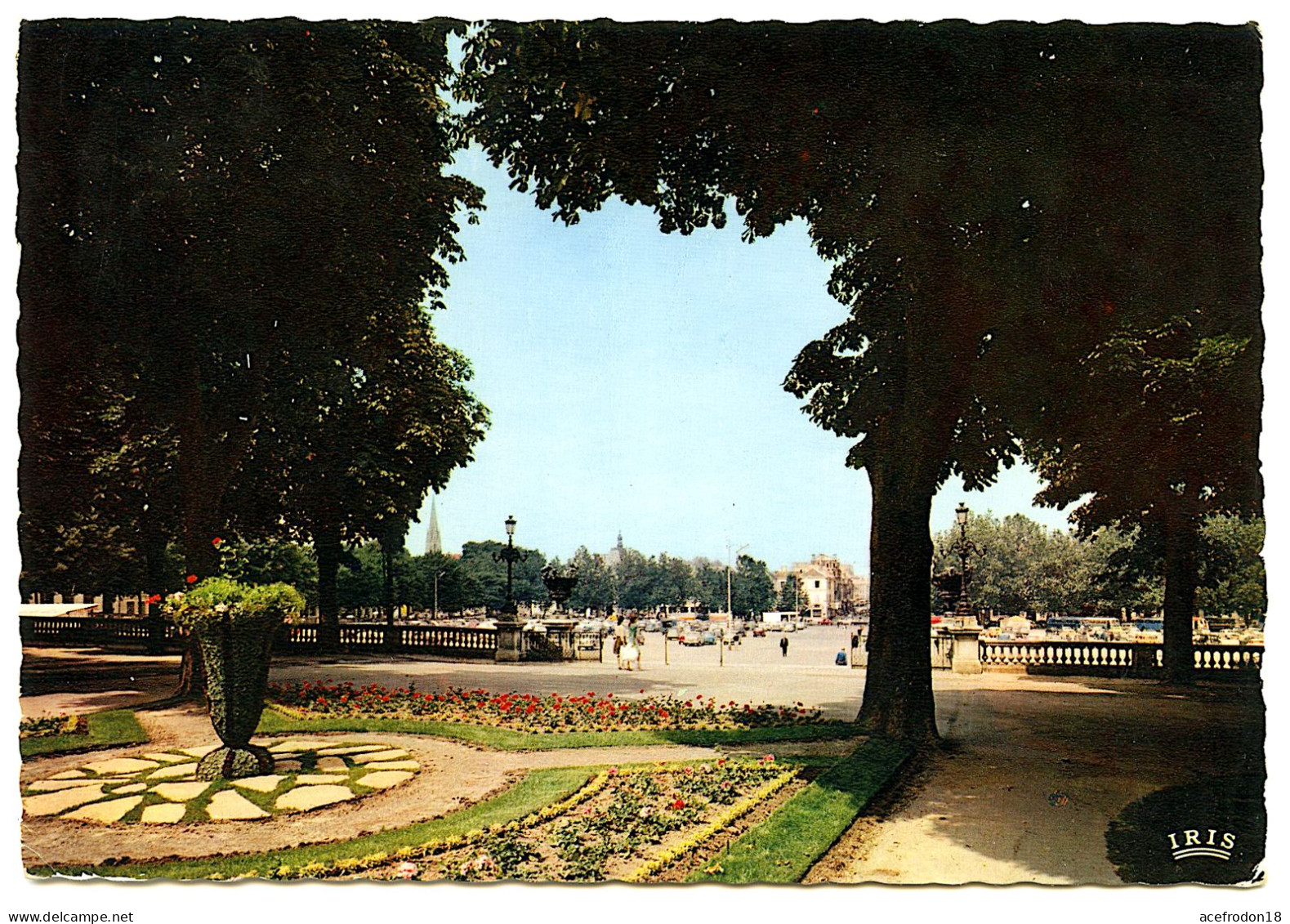 Niort - Les Jardins De La Place De La Brèche - La Flèche De L'église Notre-Dame - Niort