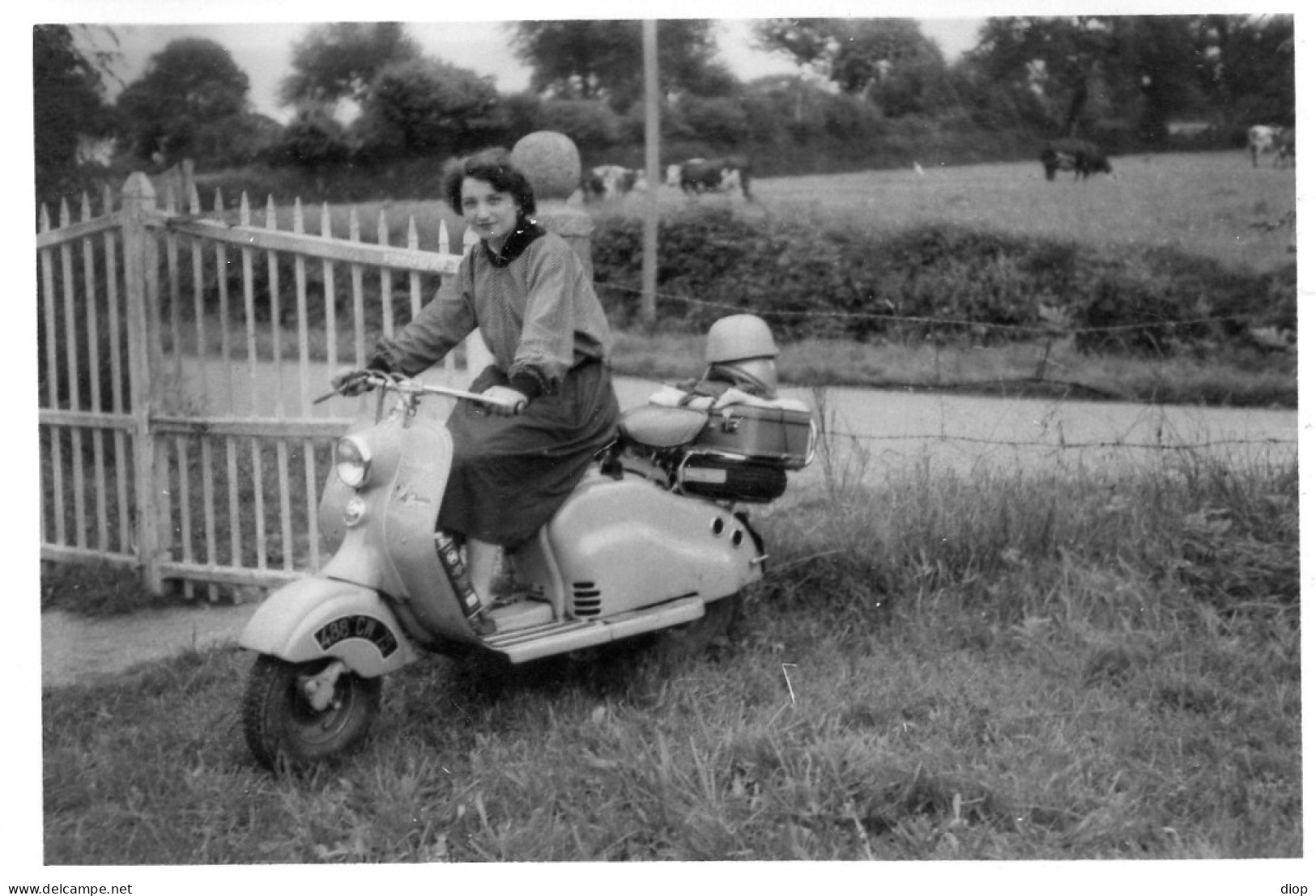 Photo Vintage Paris Snap Shop -femme Vespa Scooter  - Altri & Non Classificati