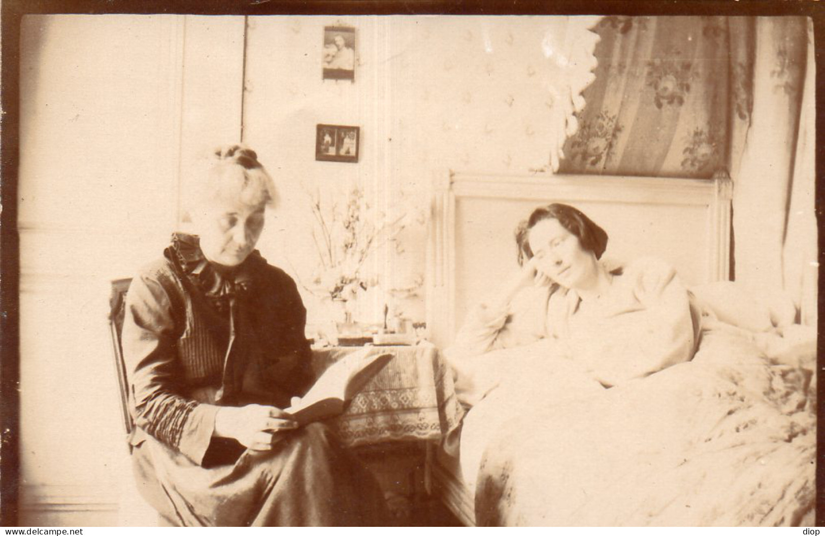 Photo Vintage Paris Snap Shop -femme Lecture Reading Lit  - Personnes Anonymes