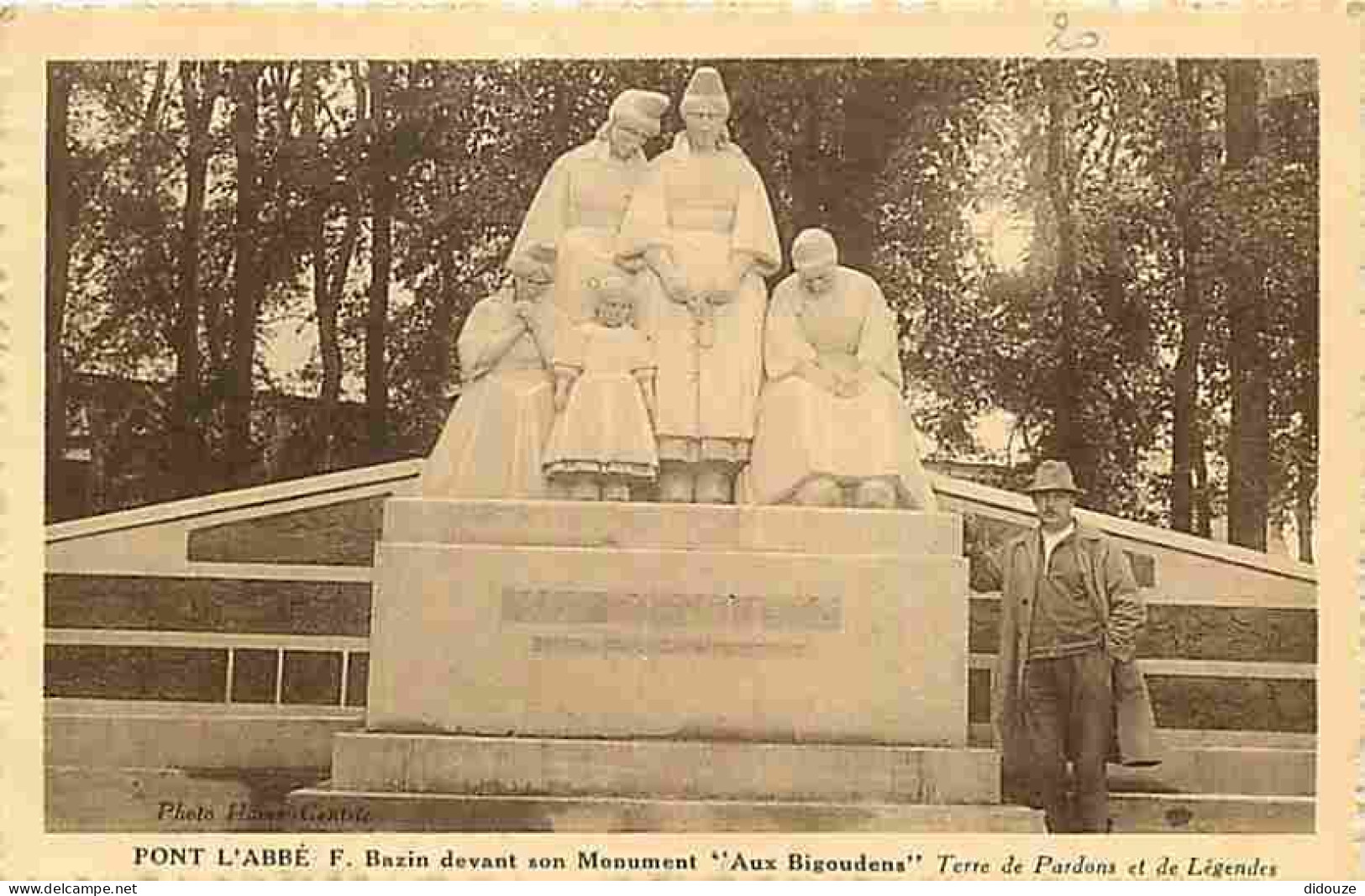 29 - Pont L'Abbé - F. Bazin Devant Son Monument Aux Bigoudens - Animée - Correspondance - Voyagée En 1933 - CPA - Voir S - Pont L'Abbe