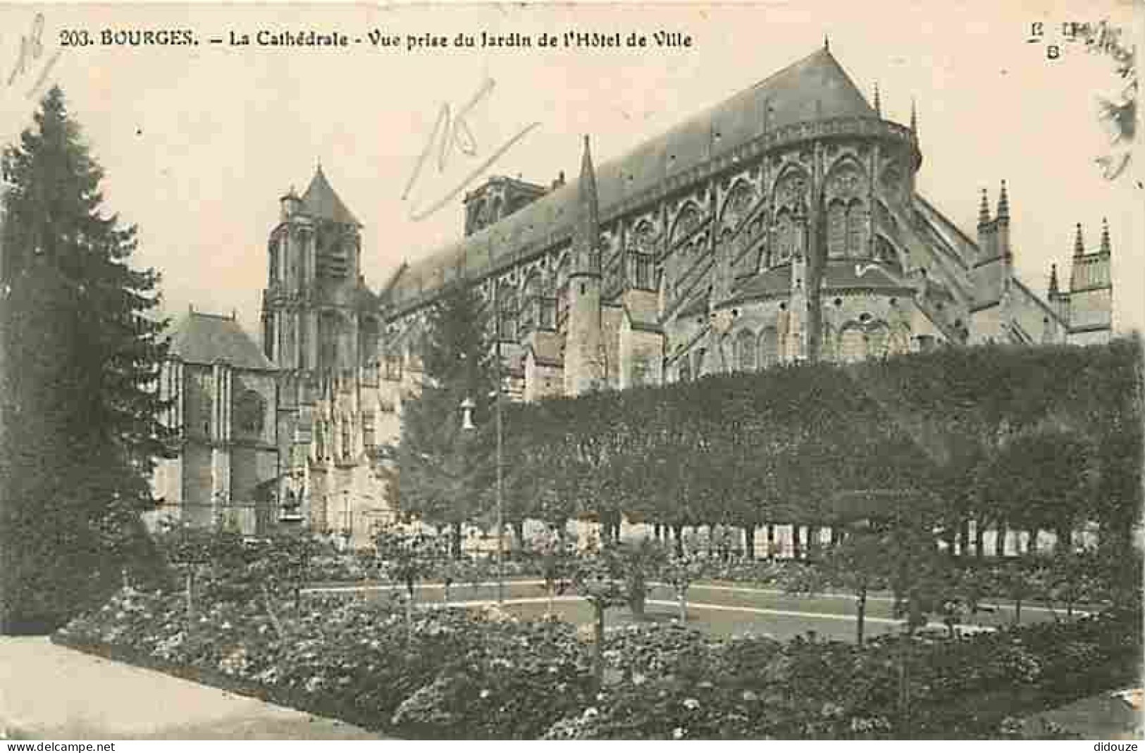 18 - Bourges - La Cathédrale - Vue Prise Du Jardin De L'Hotel De Ville - CPA - Voir Scans Recto-Verso - Bourges