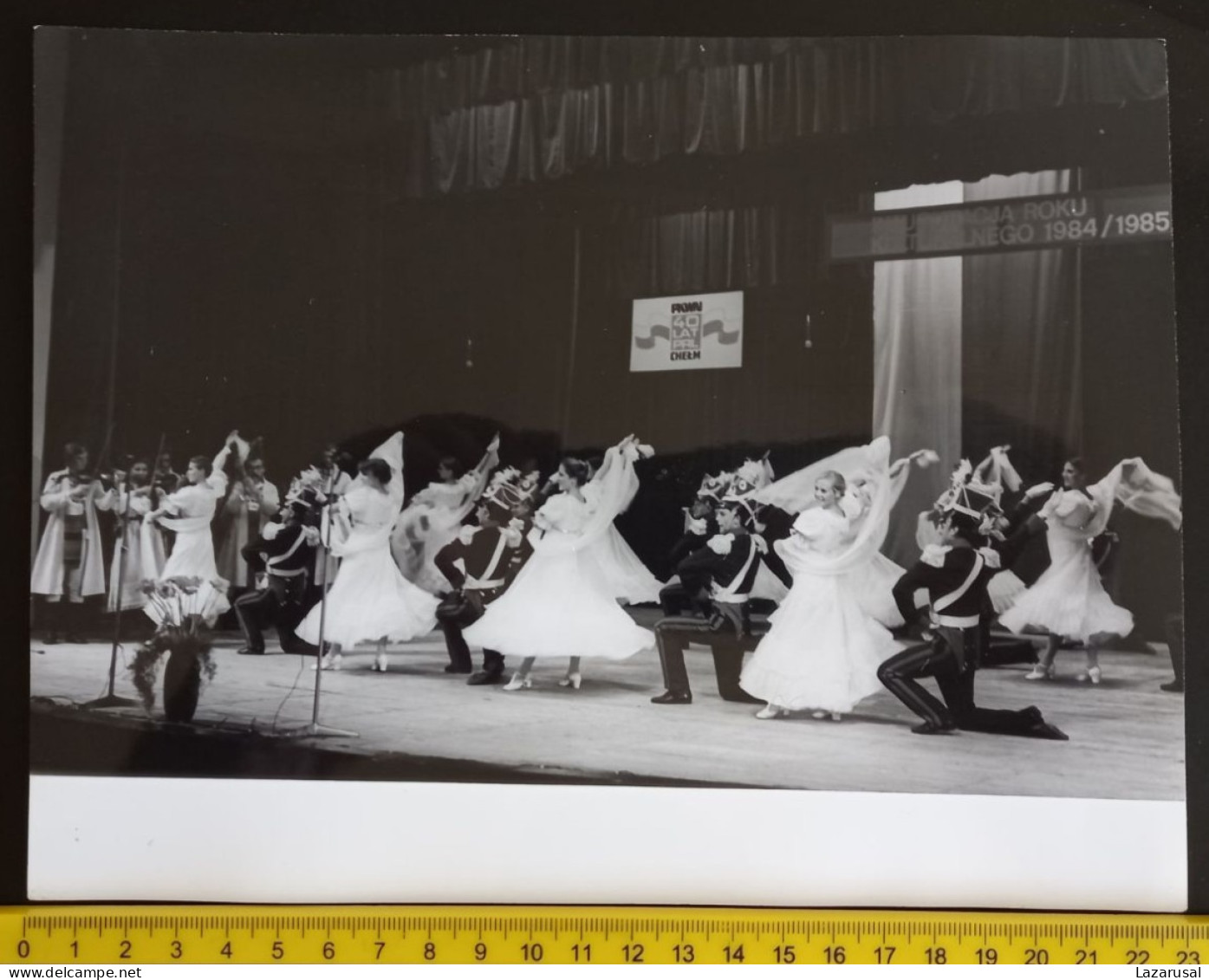 #21   LARGE PHOTO - MAN AND WOMAN DANCE - DANCING IN POLISH NATIONAL  COSTUMES - POLAND - Anonieme Personen