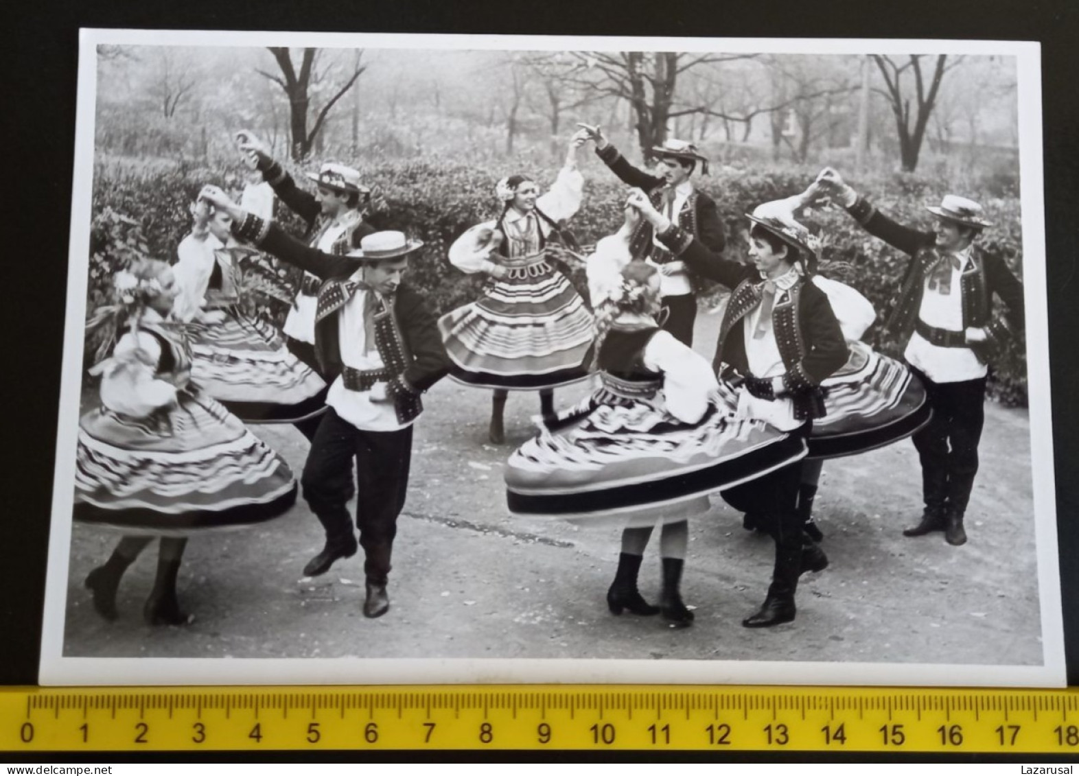 #21   LARGE PHOTO - MAN AND WOMAN DANCE - DANCING IN POLISH NATIONAL  COSTUMES - POLAND - Personnes Anonymes