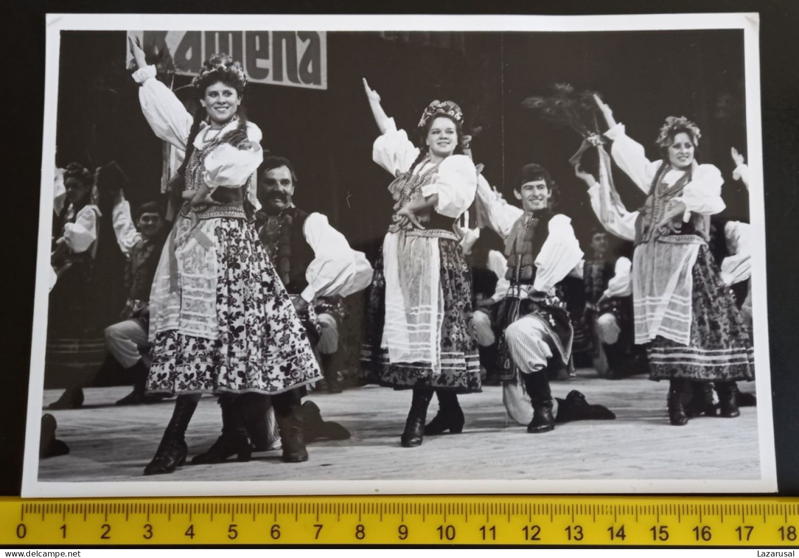 #21   LARGE PHOTO - MAN AND WOMAN DANCE - DANCING IN POLISH NATIONAL  COSTUMES - POLAND - Personnes Anonymes