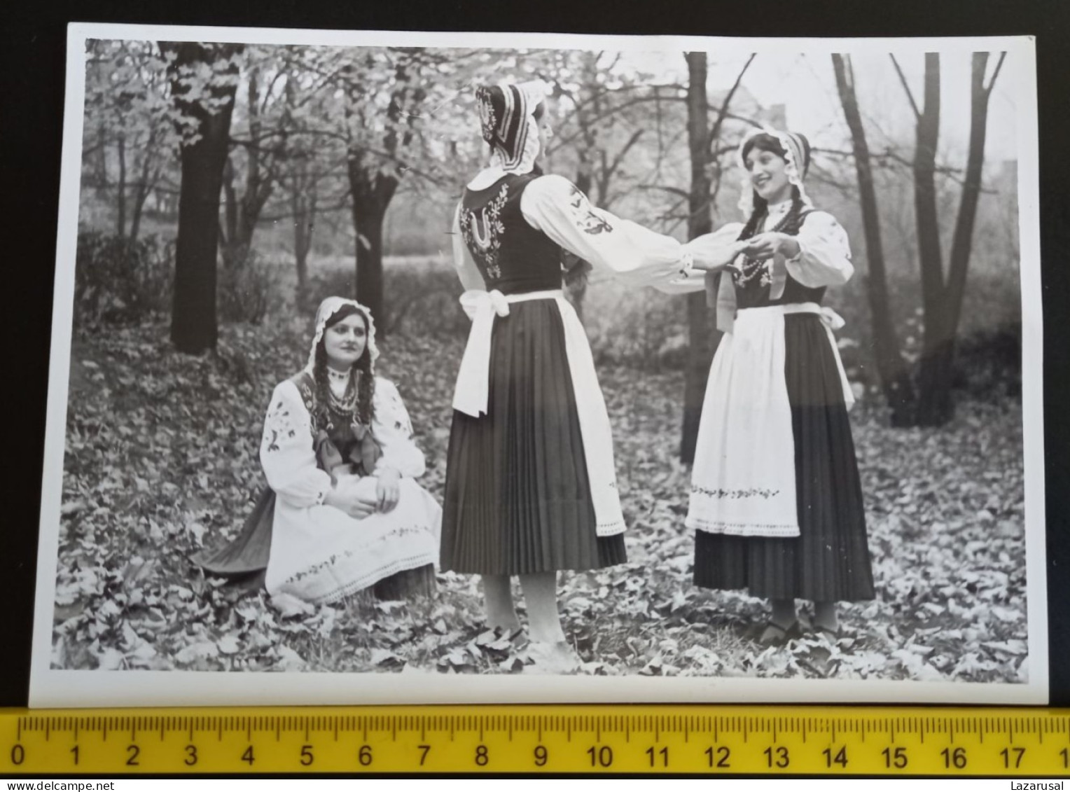 #21   LARGE PHOTO -  WOMAN DANCE - DANCING IN POLISH NATIONAL  COSTUMES - POLAND - Personnes Anonymes