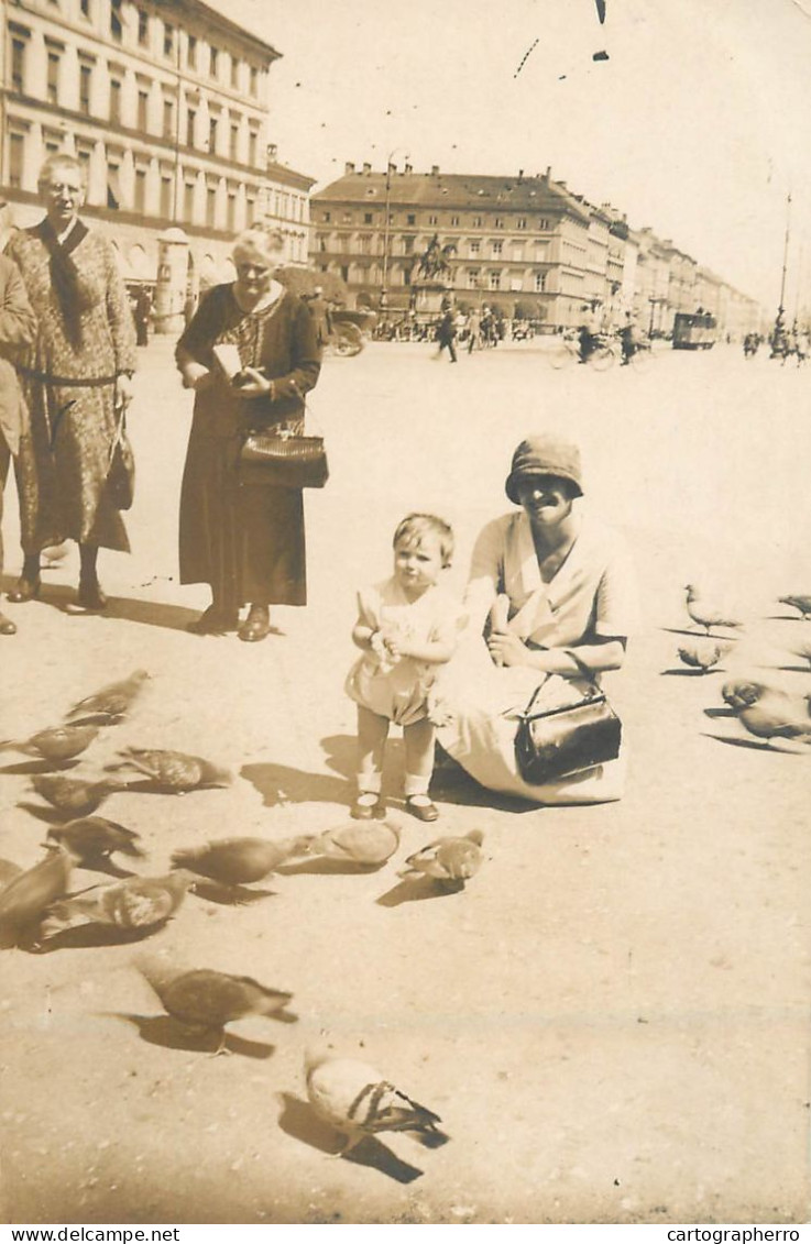 Social History Souvenir Real Photo 1926 Elegant Mother And Child Pigeons - Fotografía