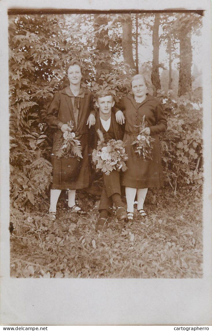 Social History Souvenir Real Photo Family In Nature Flower Bouquet - Fotografía