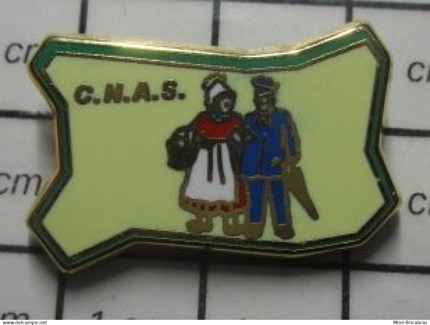 1818B Pin's Pins / Beau Et Rare /  ADMINISTRATIONS / CNAS CALVADOS Comité National D'Action Sociale. COUPLE DE NORMANDS - Administrations