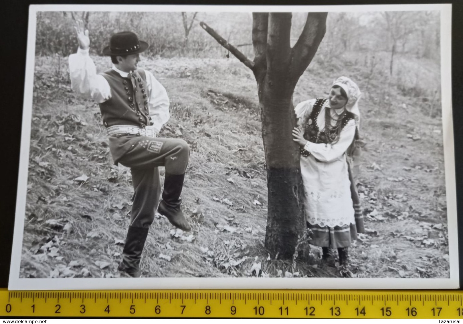 #21   LARGE PHOTO -  MAN AND WOMAN  DANCE - DANCING IN POLISH NATIONAL  COSTUMES - POLAND - Personas Anónimos