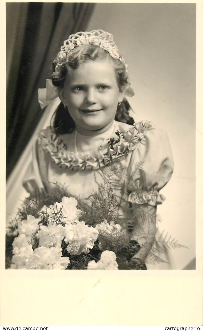 Social History Souvenir Real Photo Girl Religion First Communion Smile Flowers - Fotografie