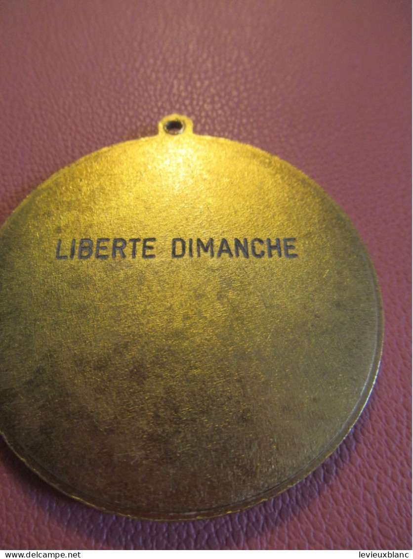 Grande Médaille Pendentif  / Presse/ LIBERTE DIMANCHE/Seine Maritime / Bronze Doré /Vers  1980            MED504 - Otros & Sin Clasificación