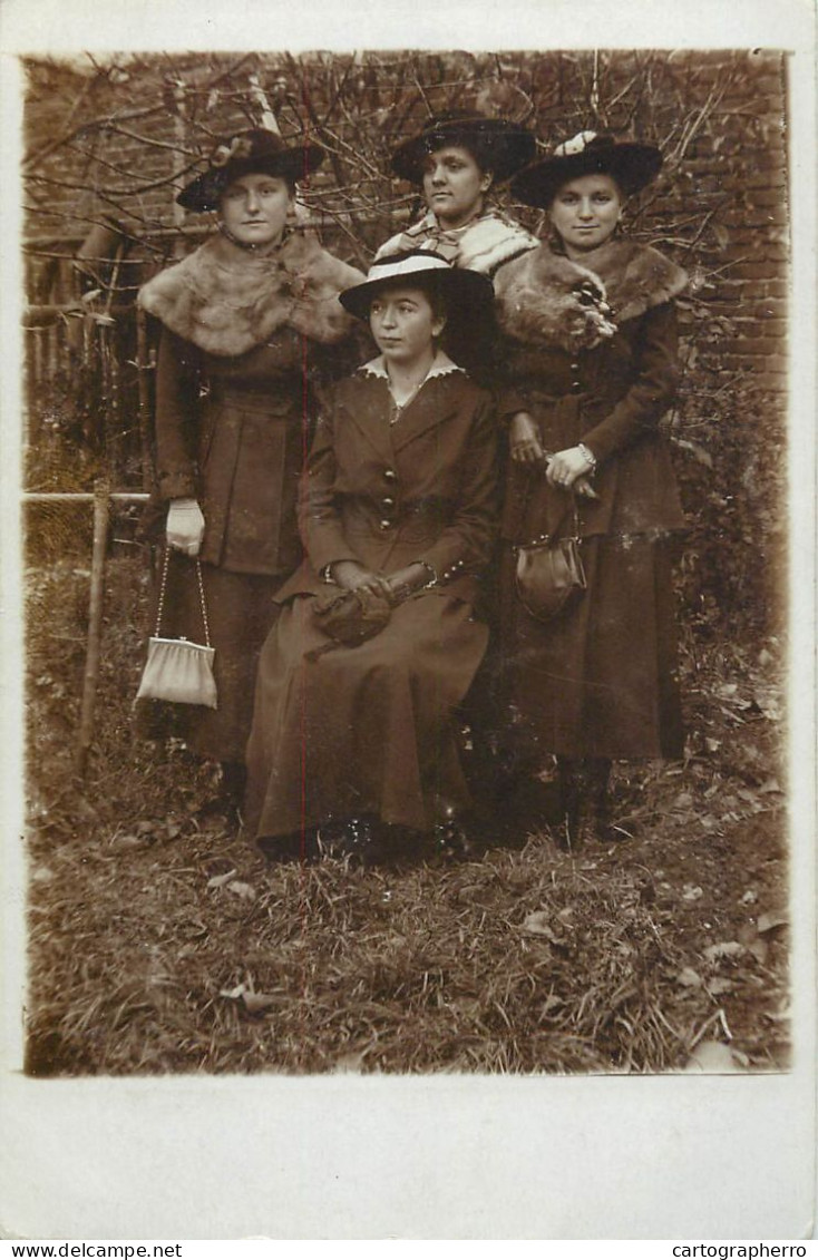 Social History Souvenir Real Photo Elegant Family Fur Coat Hat - Fotografía