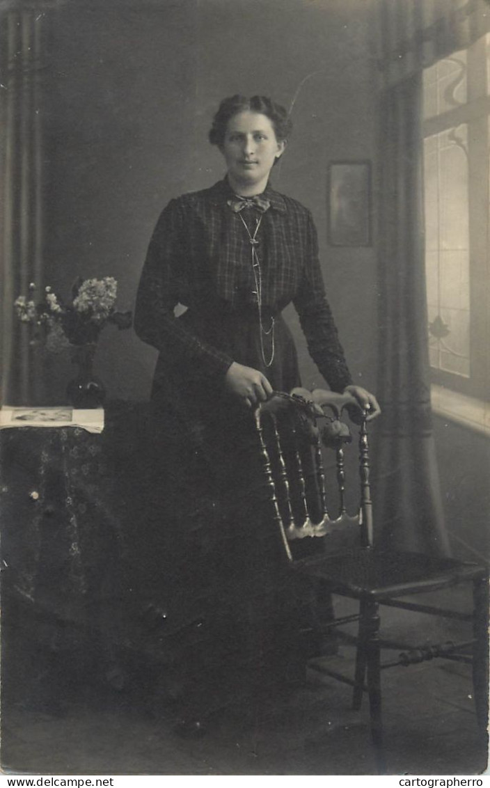 Social History Souvenir Real Photo 1917 Elegant Lady In House - Fotografie