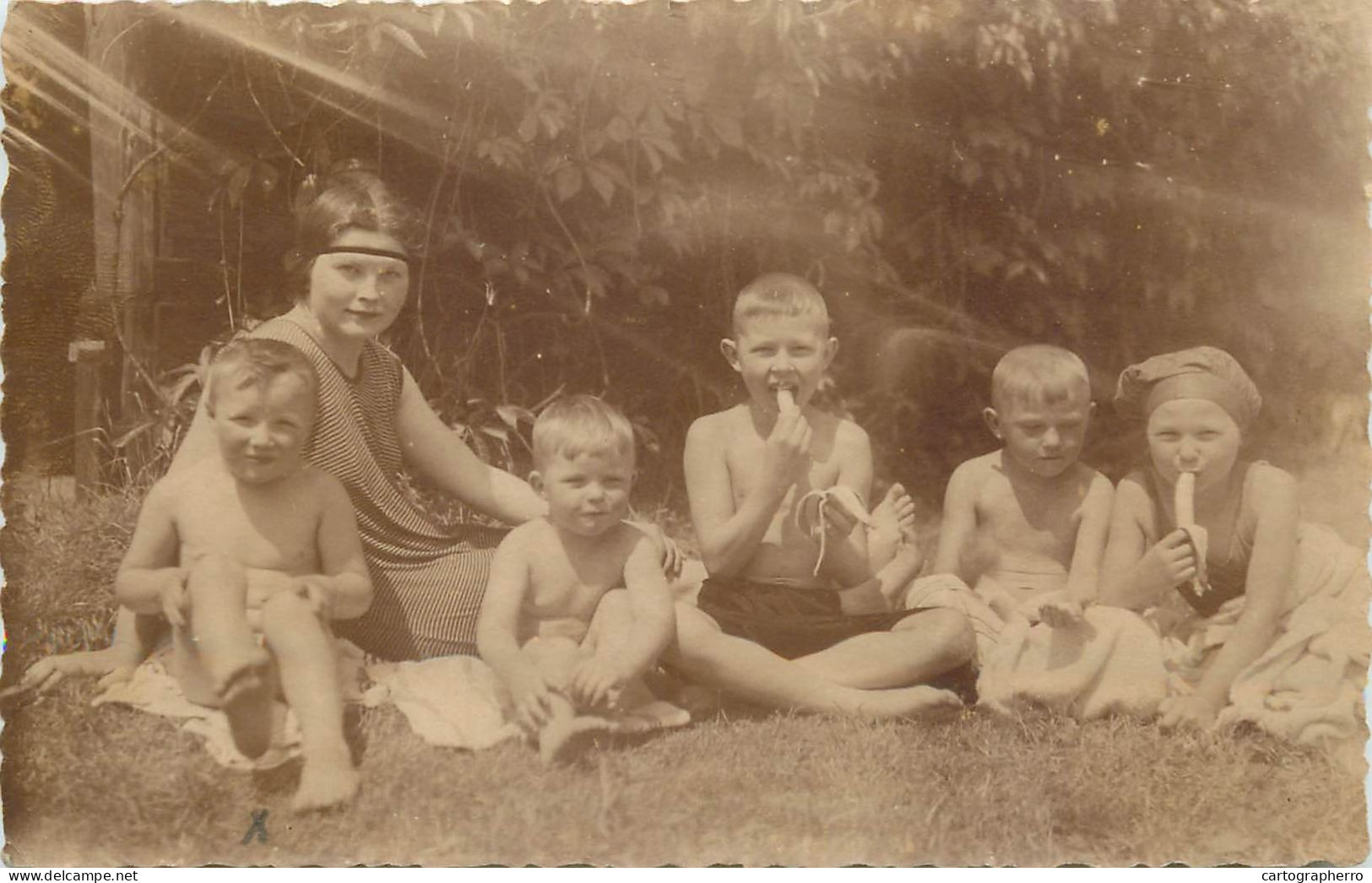 Social History Souvenir Real Photo Mother And Children In Nature - Photographie