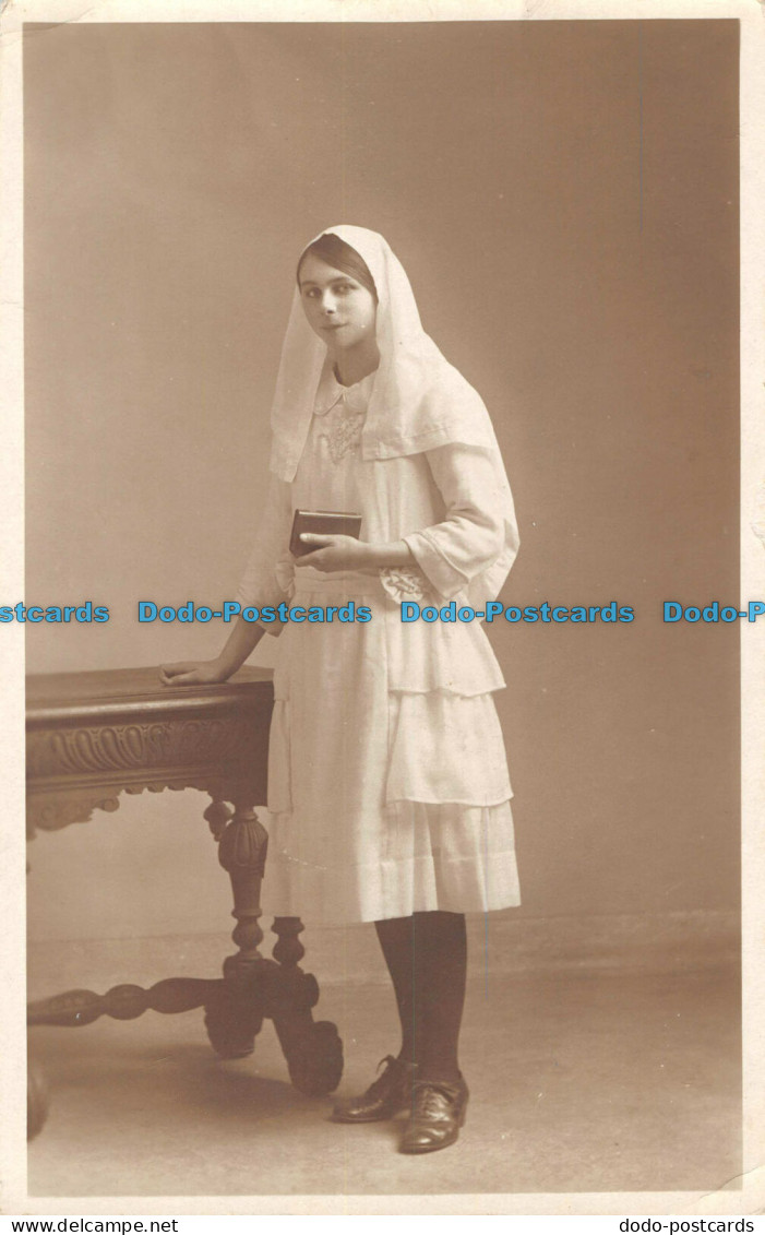 R084458 Old Postcard. Woman - Monde