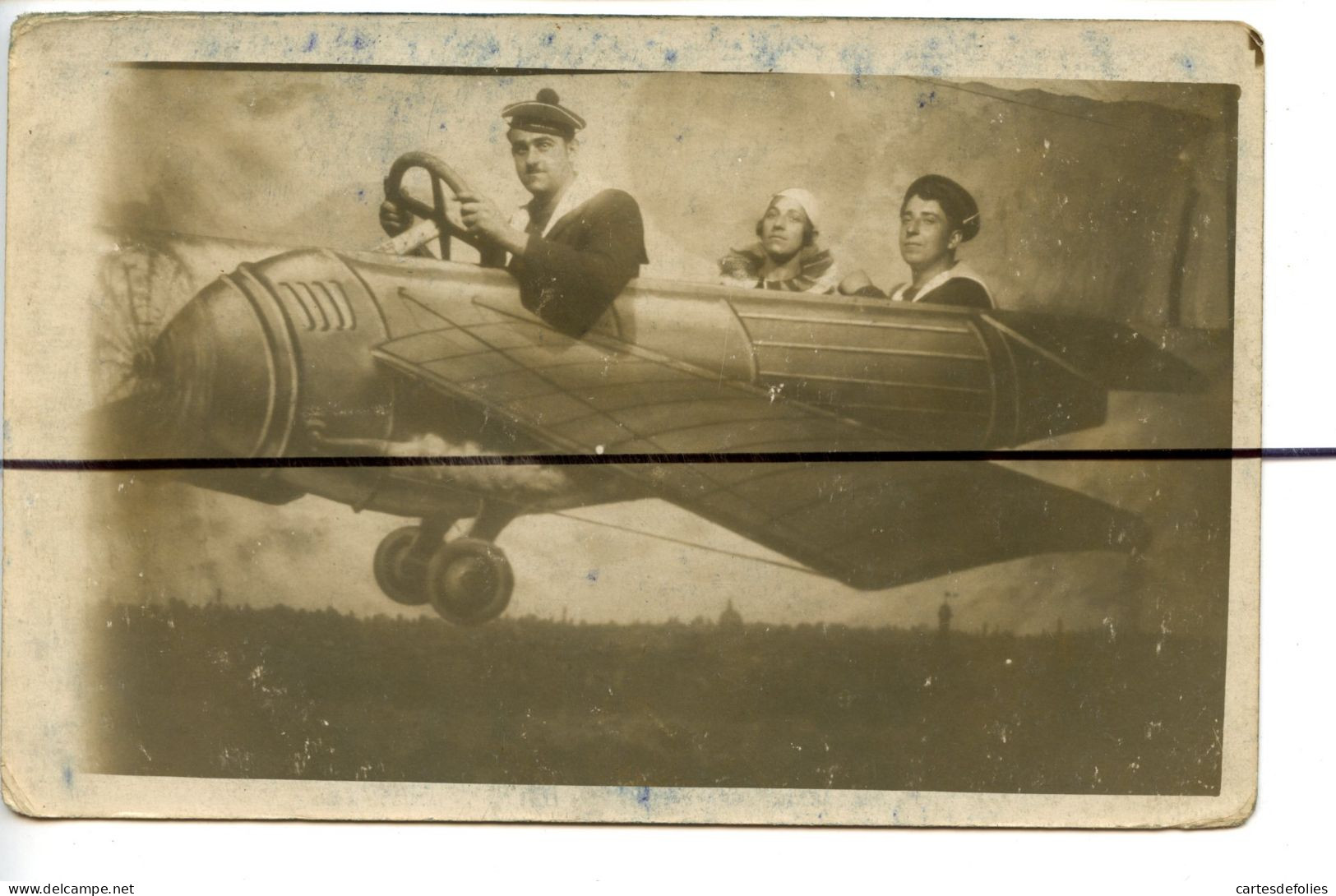 CARTE PHOTO. CPA. Surréalisme Photo Montage. Soldats , Marin , Assis Dans Un Ancienne Avion . Une Femme - Photographie