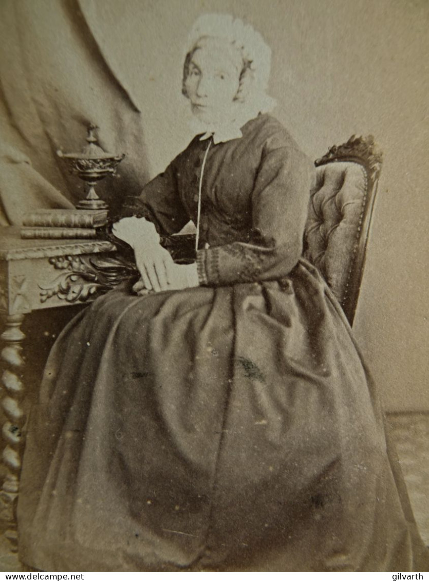 Photo CDV Touzery Dit Gustave Orléans  Femme âgée Assise  Coiffe  Sec. Emp.  CA 1865-70 - L442 - Anciennes (Av. 1900)