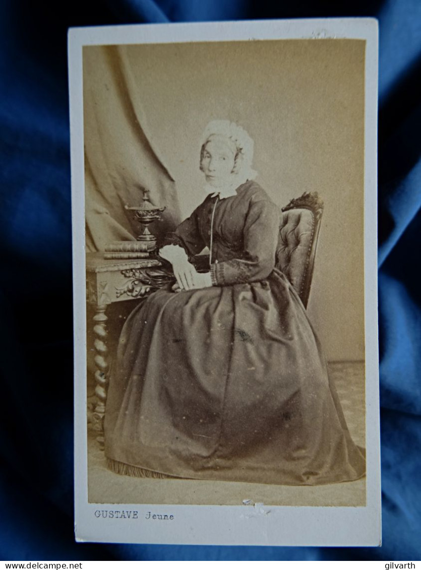 Photo CDV Touzery Dit Gustave Orléans  Femme âgée Assise  Coiffe  Sec. Emp.  CA 1865-70 - L442 - Antiche (ante 1900)