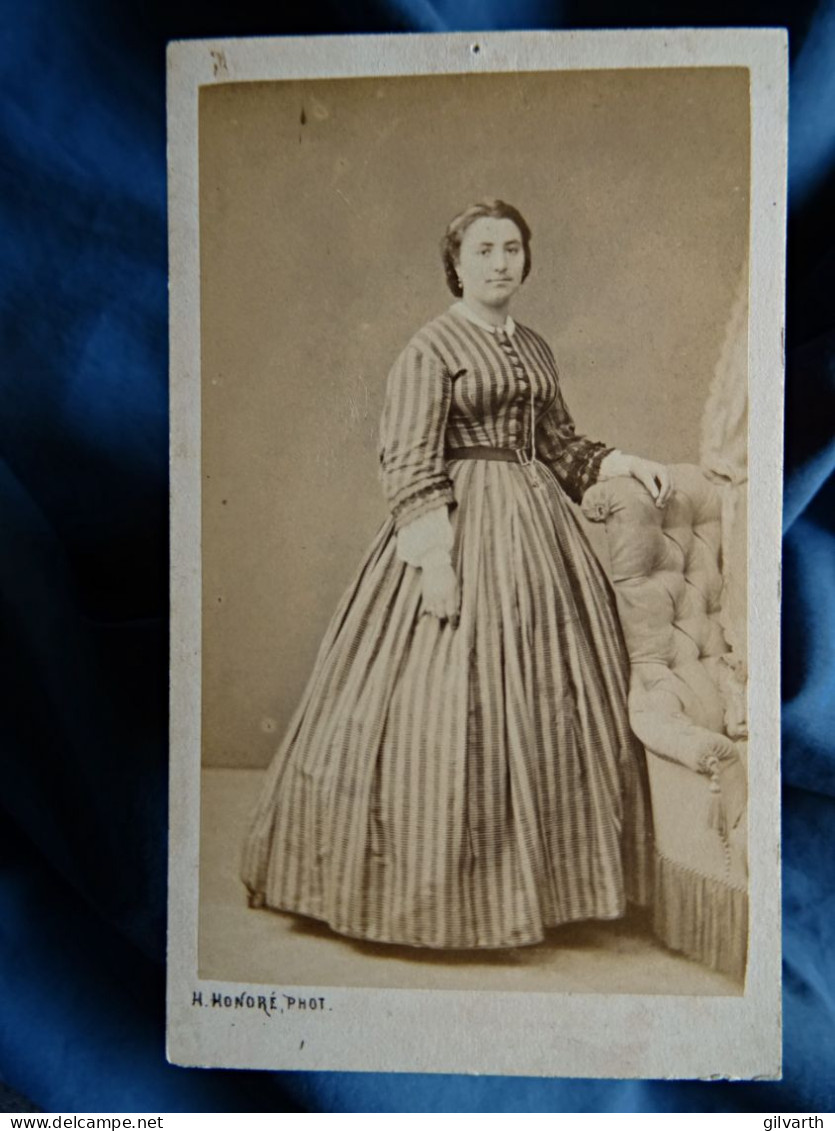 Photo CDV Honoré Paris  Femme Portant Une Robe à Rayures  Sec. Emp. CA 1865 - L442 - Oud (voor 1900)