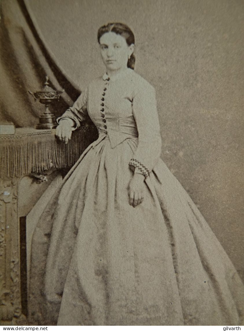 Photo CDV Touzery Dit Gustave Orléans  Jeune Femme  Robe Avec Taille Fine  Sec. Emp. CA 1865 - L442 - Old (before 1900)