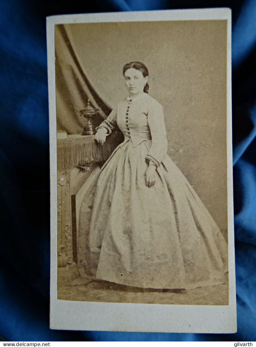 Photo CDV Touzery Dit Gustave Orléans  Jeune Femme  Robe Avec Taille Fine  Sec. Emp. CA 1865 - L442 - Old (before 1900)