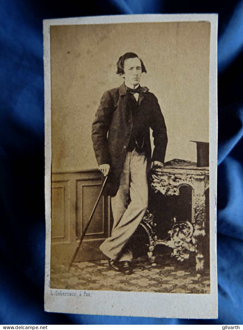 Photo CDV Subercaze Pau  Homme élégant  Jambes Croisées  Canne  Sec. Emp. CA 1860-65 - L442 - Old (before 1900)