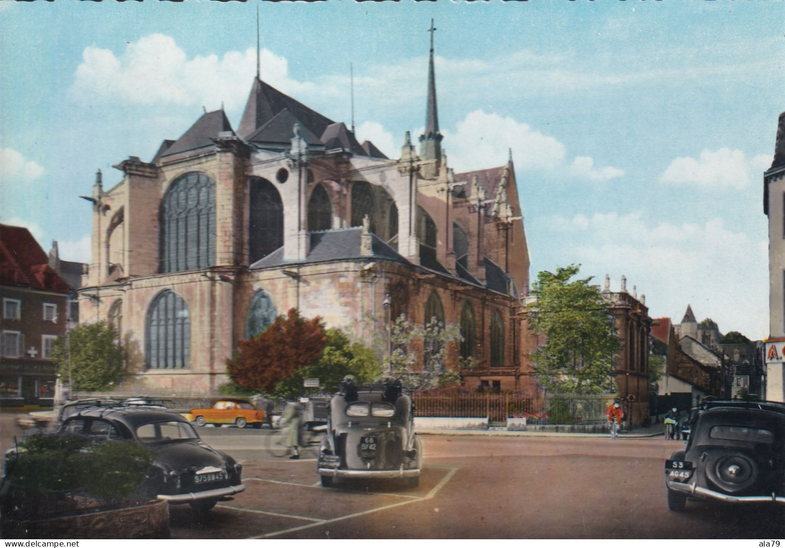 Montargis  Place Mirabeau  L'Eglise Sainte Madeleine - Montargis